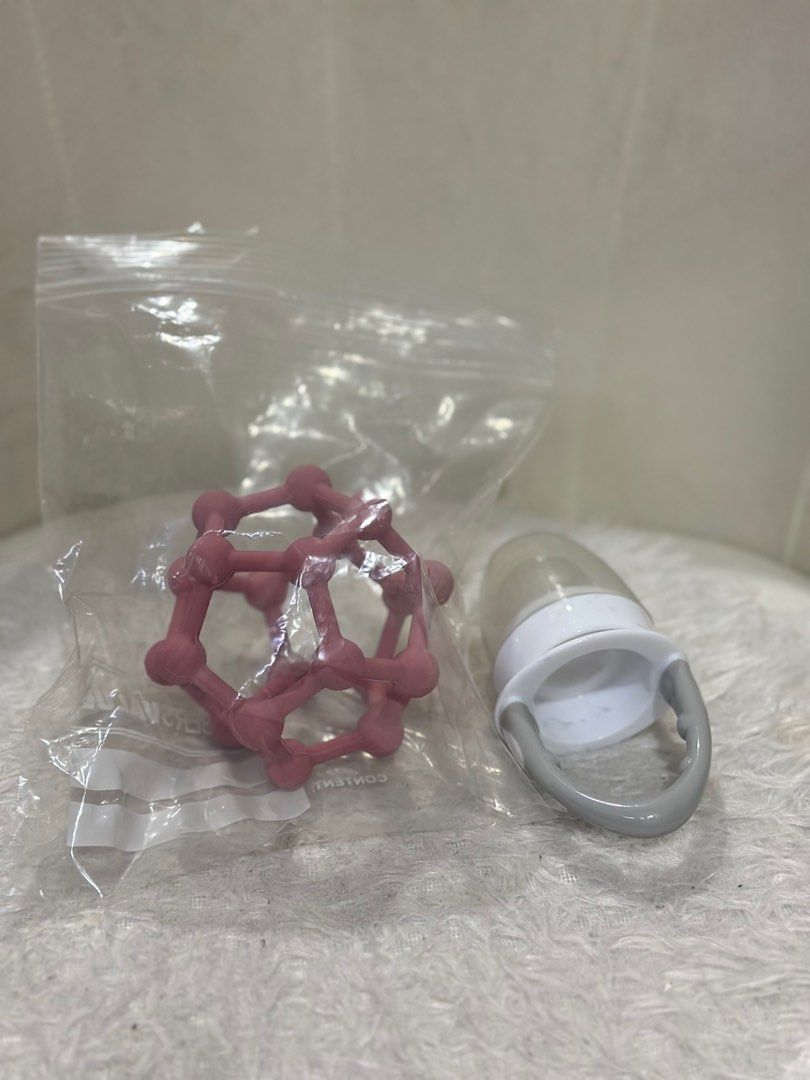 Teeth and Fruit Feeder Pacifier (Category: Soothers & Pacifiers) located in Makati City. Submitted by joycexu00 (Listing ID 1365966788, Image 1). Description: Used once only! Naka seal ng maayos. Hindi na ginagamit. .