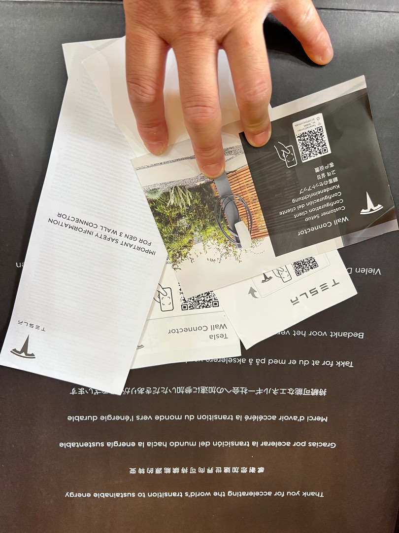 Tesla's latest decoded charging wall connector connects to WiFi password and can be used for any electric vehicle automatically.62863127174401114