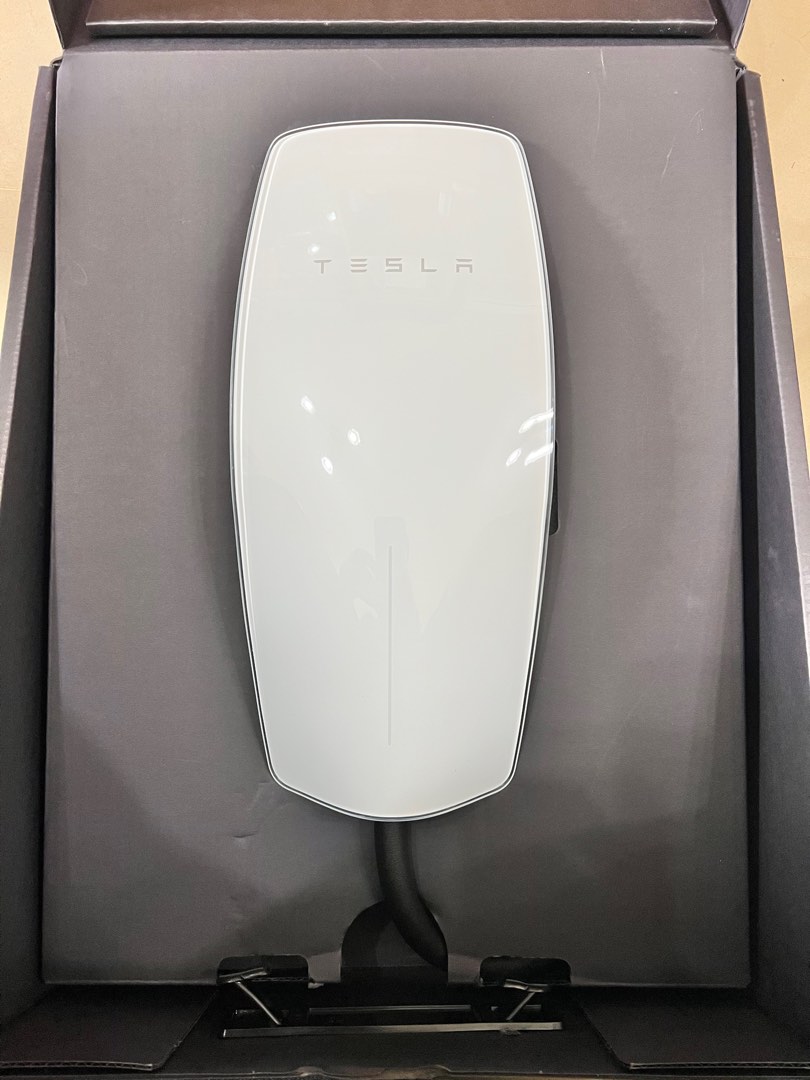 Tesla's latest decoded charging wall connector connects to WiFi password and can be used for any electric vehicle automatically.62863127174401111
