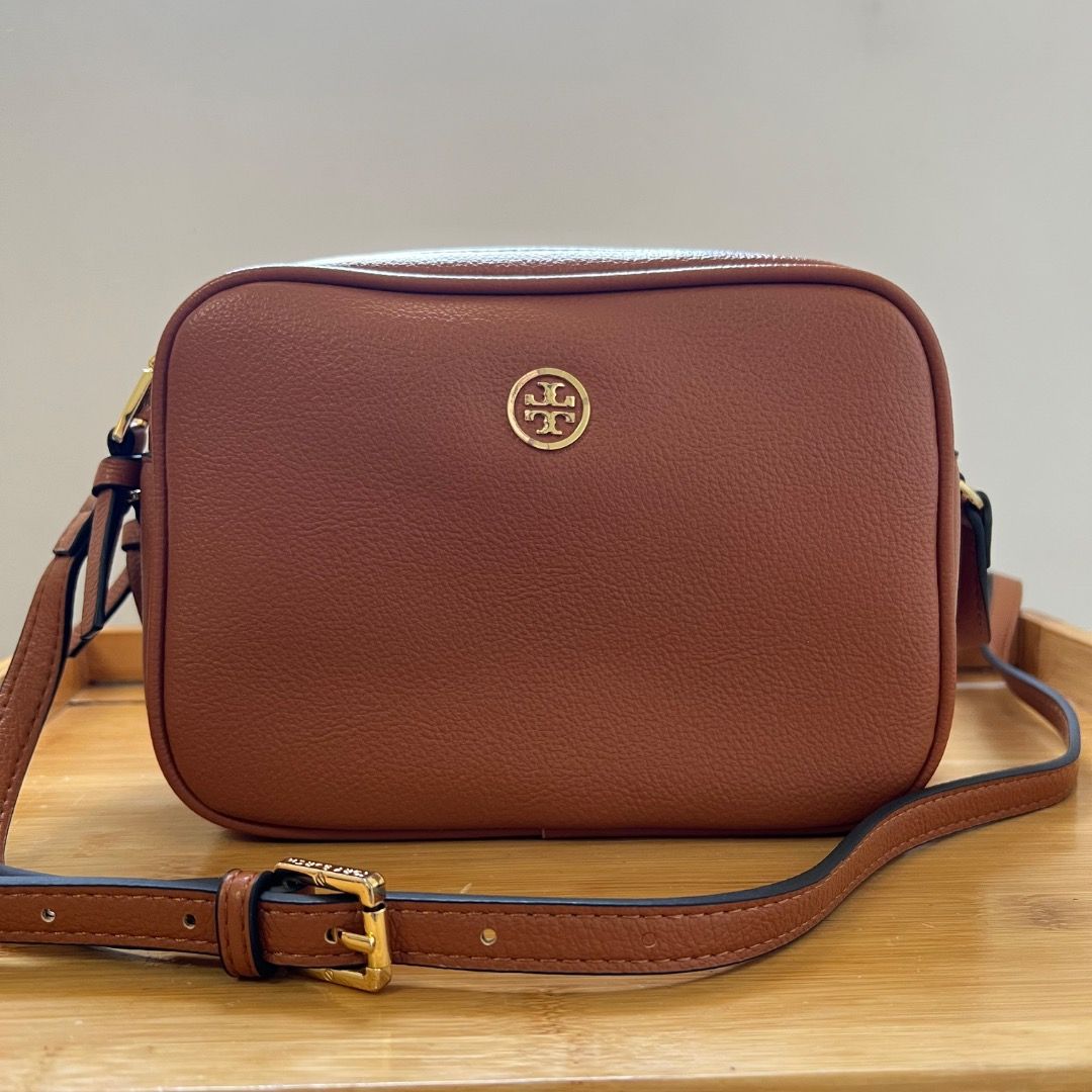 Tory Burch Robinsons Camera Bag (Category: Luxury Bags & Wallets) located in Antipolo. Submitted by mjlenihcpreloved (Listing ID 1325890604, Image 1). Description: .
