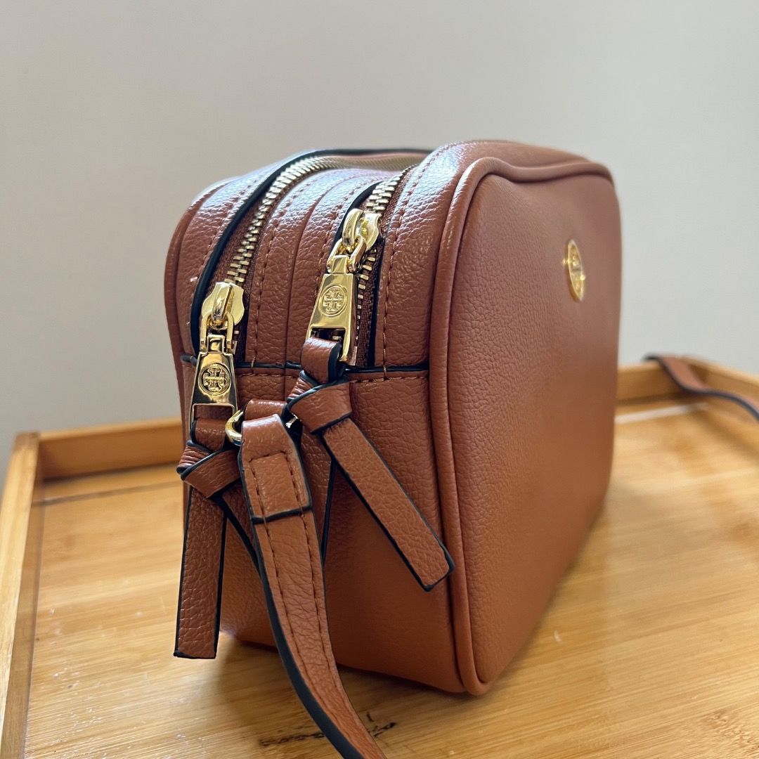 Tory Burch Robinsons Camera Bag (Category: Luxury Bags & Wallets) located in Antipolo. Submitted by mjlenihcpreloved (Listing ID 1325890604, Image 2). Description: .