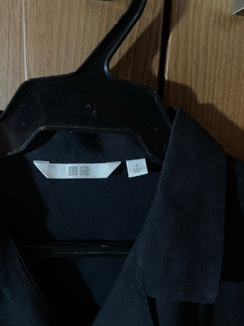 uniqlo open collar linen blend top (Category: Blouses) located in Pasig City. Submitted by karughstuff (Listing ID 1365927214, Image 3). Description: P600 - black, no issues - size small (fit is quite oversize, can fit up to semi large) - rfs: decluttering 🛍️🛍️ discount if you’re buying more than 1 item payment: gcash, bpi, bdo shipping: ggx, grab, lalamove meetup: bgc (fort strip/oneboni area) .