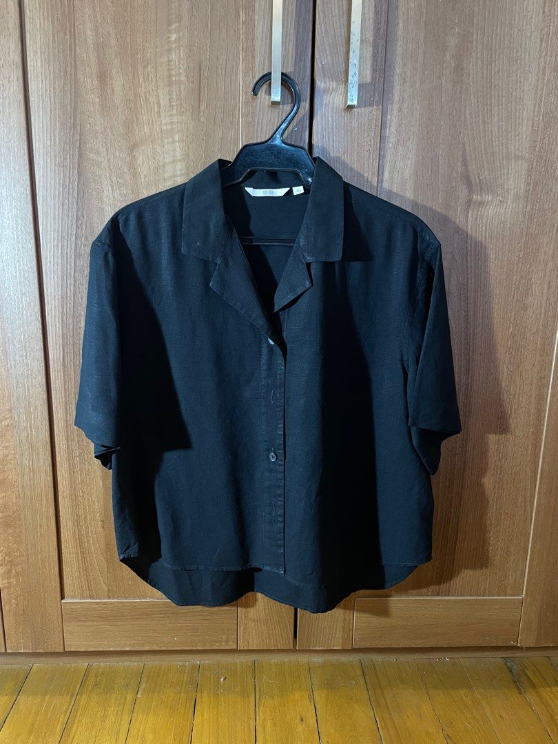 uniqlo open collar linen blend top (Category: Blouses) located in Pasig City. Submitted by karughstuff (Listing ID 1365927214, Image 2). Description: P600 - black, no issues - size small (fit is quite oversize, can fit up to semi large) - rfs: decluttering 🛍️🛍️ discount if you’re buying more than 1 item payment: gcash, bpi, bdo shipping: ggx, grab, lalamove meetup: bgc (fort strip/oneboni area) .