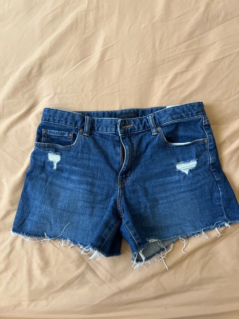Uniqlo ripped shorts size M (Category: Shorts) located in Quezon. Submitted by lovdogs (Listing ID 1365877455, Image 1). Description: Cute beach shorts very comfy and stretchy. Free Sf☺️.