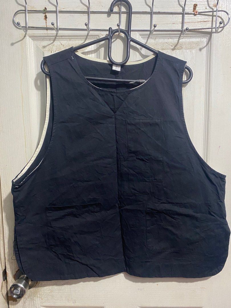 XXL black vest sleeveless (Category: Sleeveless) located in Cebu City. Submitted by candy_ytal (Listing ID 1365914159, Image 1). Description: Not faded Best fit XL to XXL.