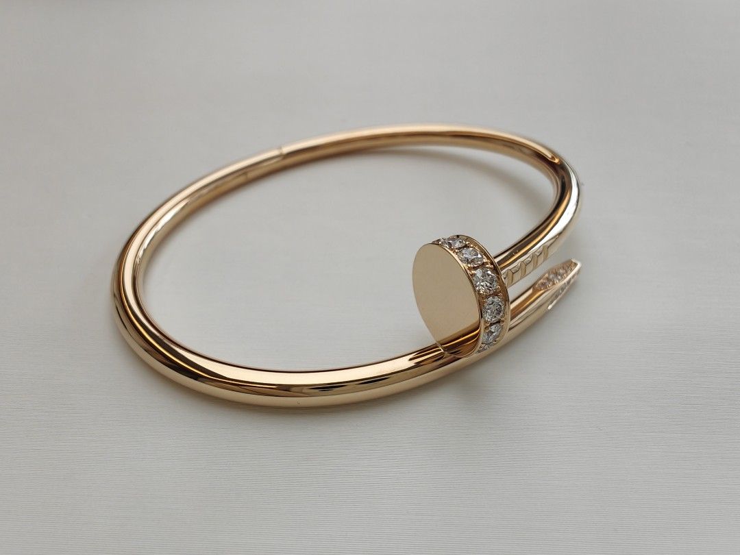 カルティエ 卡地亞Cartier JUSTE UN CLOU頭尾鑽粗版手鐲 New Style Size16 Bracelet(官方推薦店)🔥Discount offered （分類：飾物及配件）位於 Hong Kong。 由 jacky.appraiser 提交（商品編號 1366120198，圖片 3）。簡介： JUSTE UN CLOU 系列誕生於1970年代的紐約，體現大膽進取的時代精神。作品造型從螺絲汲取靈感，打破陳規，彰顯佩戴者的個性特質。原創、獨立、無畏、自由。 官網新款售價：105,000 品牌：Cartier 系列：JUSTE UN CLOU 名稱：粗版鑽石 材質：750玫瑰金 尺寸：16 寬度：3.5毫米 配件：卡地亞保證書 產品型號：B6048516 安心服務：商品均設陪驗認證服務 新＼舊款式：新款 (新款價值高於舊款) 新＼舊程度：狀況極佳 (可參考新舊評級) 新舊程度評級 全新：從未戴過（未拆包裝） 狀況極佳：非常新淨略有非常輕微使用✔️ 狀況很好：幾乎新淨有
