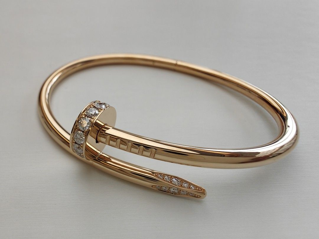 カルティエ 卡地亞Cartier JUSTE UN CLOU頭尾鑽粗版手鐲 New Style Size16 Bracelet(官方推薦店)🔥Discount offered （分類：飾物及配件）位於 Hong Kong。 由 jacky.appraiser 提交（商品編號 1366120198，圖片 2）。簡介： JUSTE UN CLOU 系列誕生於1970年代的紐約，體現大膽進取的時代精神。作品造型從螺絲汲取靈感，打破陳規，彰顯佩戴者的個性特質。原創、獨立、無畏、自由。 官網新款售價：105,000 品牌：Cartier 系列：JUSTE UN CLOU 名稱：粗版鑽石 材質：750玫瑰金 尺寸：16 寬度：3.5毫米 配件：卡地亞保證書 產品型號：B6048516 安心服務：商品均設陪驗認證服務 新＼舊款式：新款 (新款價值高於舊款) 新＼舊程度：狀況極佳 (可參考新舊評級) 新舊程度評級 全新：從未戴過（未拆包裝） 狀況極佳：非常新淨略有非常輕微使用✔️ 狀況很好：幾乎新淨有