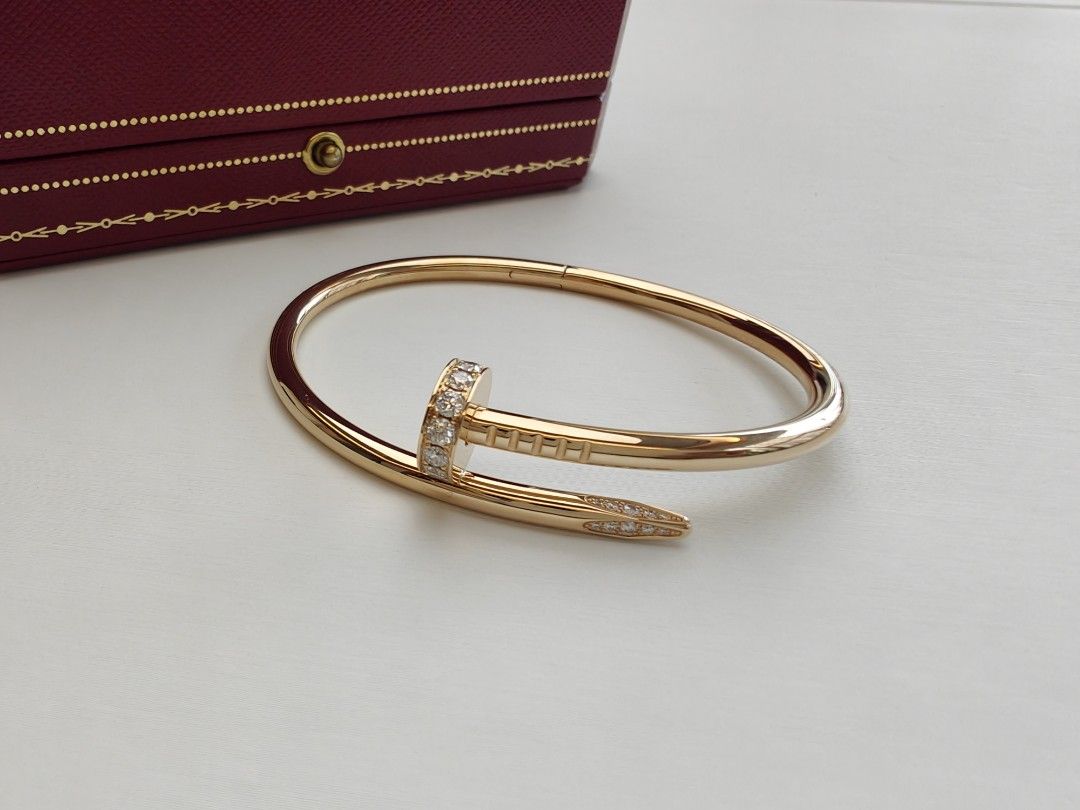 カルティエ 卡地亞Cartier JUSTE UN CLOU頭尾鑽粗版手鐲 New Style Size16 Bracelet(官方推薦店)🔥Discount offered （分類：飾物及配件）位於 Hong Kong。 由 jacky.appraiser 提交（商品編號 1366120198，圖片 1）。簡介： JUSTE UN CLOU 系列誕生於1970年代的紐約，體現大膽進取的時代精神。作品造型從螺絲汲取靈感，打破陳規，彰顯佩戴者的個性特質。原創、獨立、無畏、自由。 官網新款售價：105,000 品牌：Cartier 系列：JUSTE UN CLOU 名稱：粗版鑽石 材質：750玫瑰金 尺寸：16 寬度：3.5毫米 配件：卡地亞保證書 產品型號：B6048516 安心服務：商品均設陪驗認證服務 新＼舊款式：新款 (新款價值高於舊款) 新＼舊程度：狀況極佳 (可參考新舊評級) 新舊程度評級 全新：從未戴過（未拆包裝） 狀況極佳：非常新淨略有非常輕微使用✔️ 狀況很好：幾乎新淨有
