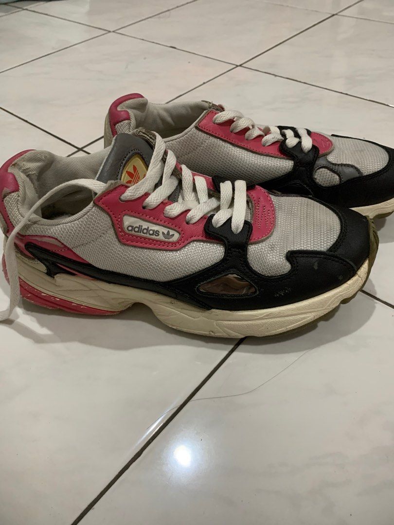 harga adidas falcon ori