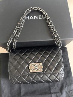 Authentic Chanel medium bag calfskin black  crossbag and shoulder bag