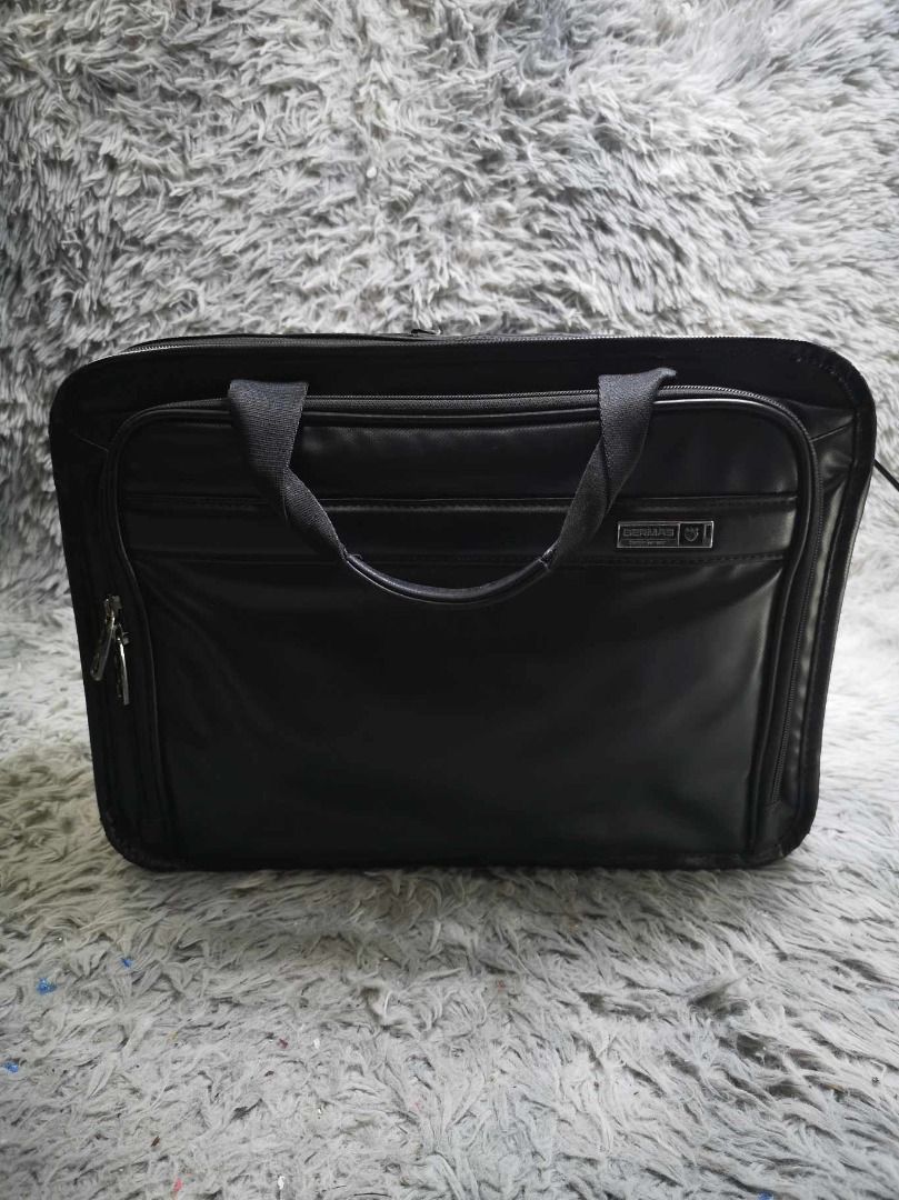 Black Zipper Closure Laptop Bag (Category: Laptop Bags & Sleeves) located in Santa Cruz. Submitted by jmy_surplus.2 (Listing ID 1366159884, Image 1). Description: Size ; L - 14 W - 16.5 Color ; Black Type ; Laptop bag Brand ; No brand Material ; leather Style ; Black leather Laptop bag MK 3 JMY 1.
