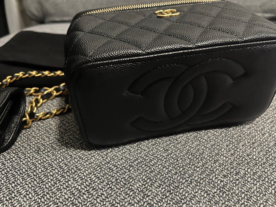 Chanel Vanity 23a with Earpods (Category: Bags & Wallets) located in Singapore. Submitted by lovewarehouseeeee (Listing ID 1366158972, Image 3). Description: Once used less than 5 times. Almost like brand new No trade Caviar skin Full set with receipt .