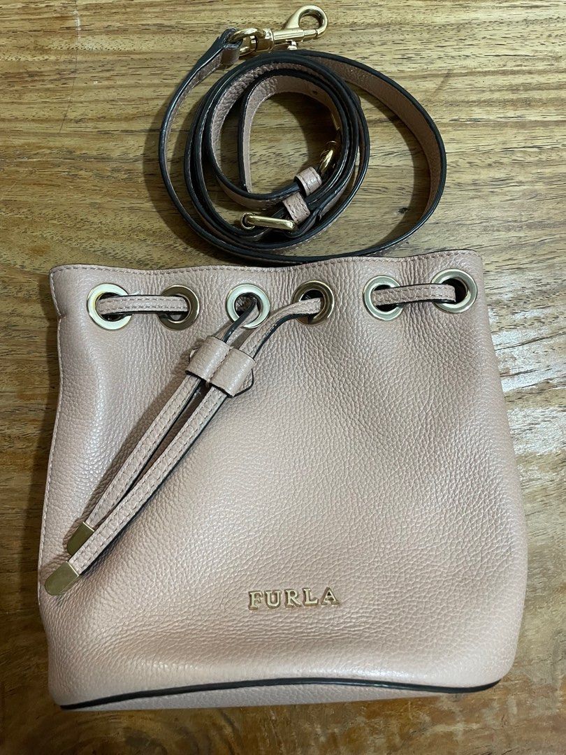 furla (Category: Luxury Bags & Wallets) located in Noveleta. Submitted by charmainegf (Listing ID 1366061585, Image 3). Description: .