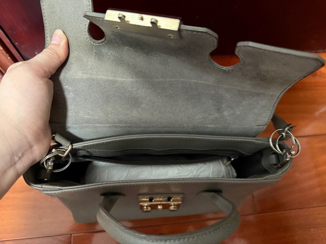 Furla bag （分類：多用途袋）位於 Hong Kong。 由 Happyshop2022 提交（商品編號 1366023666，圖片 3）。簡介： 看圖所得。