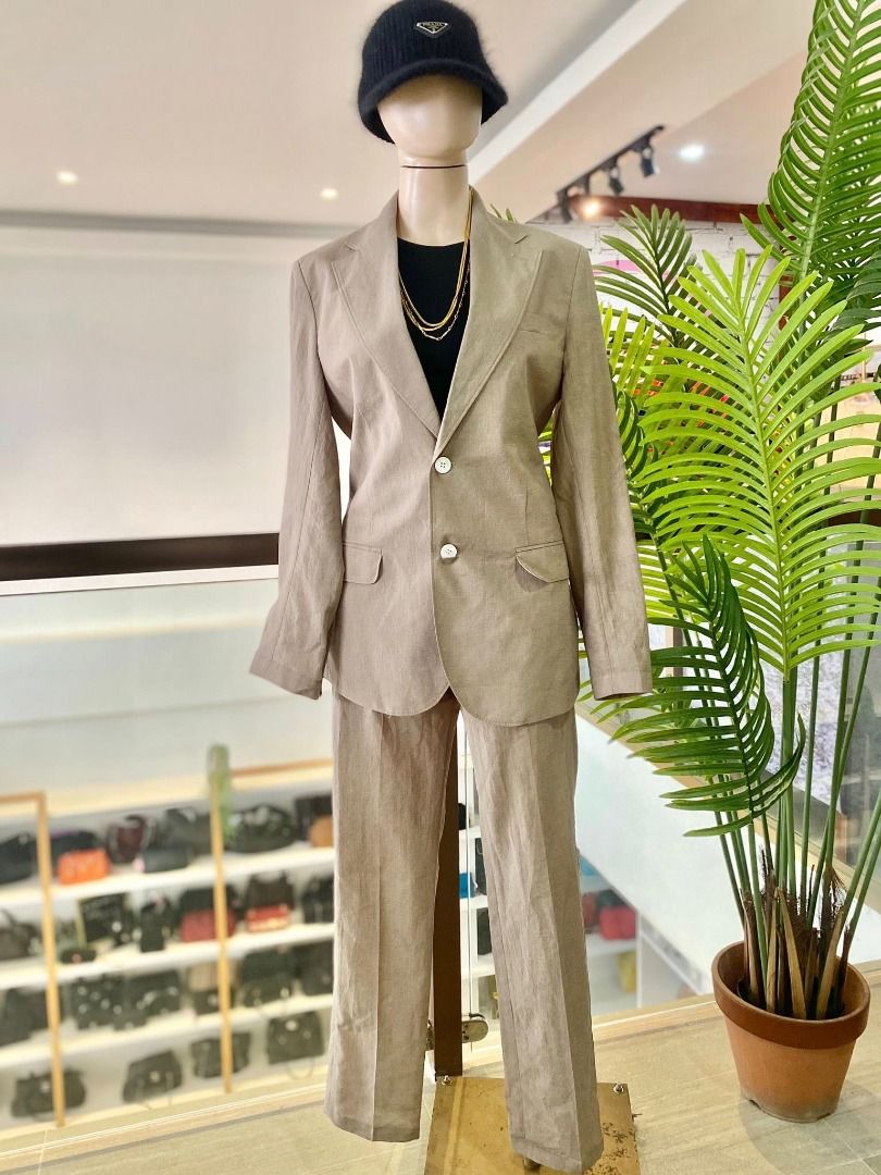 HQ COORDINATES (Category: Sets or Coordinates) located in Baguio. Submitted by asna_taku (Listing ID 1366111035, Image 1). Description: HQ COORDINATES (blazer and trousers) S-M ₱1780.