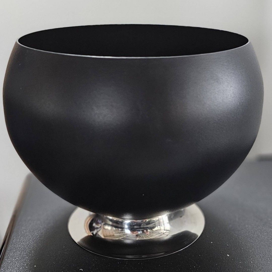 Ice Bucket (Category: Other Kitchenware & Tableware) located in Tagaytay City. Submitted by android011 (Listing ID 1366095238, Image 1). Description: Black Ice Bucket Stainless steel Classy look for pick up only.