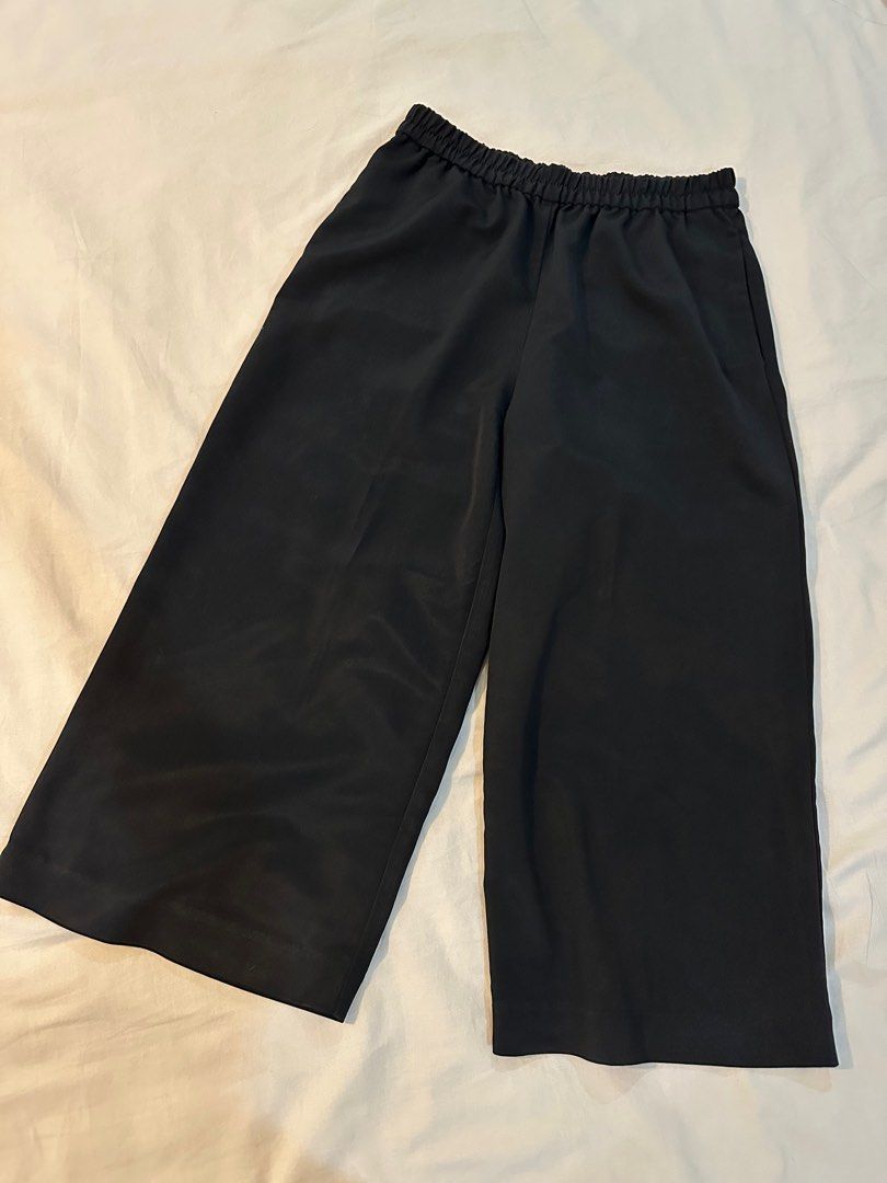 H&M Black Culotte Pants (Category: Other Bottoms) located in Paranaque City. Submitted by giatorres (Listing ID 1366152951, Image 1). Description: .