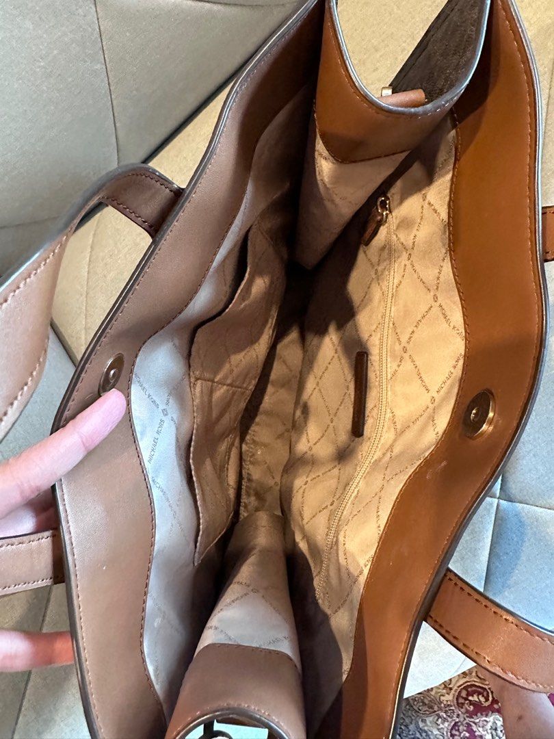 Preloved MICHAEL KORS - Kenly Tote Large (Category: Luxury Bags & Wallets) located in Pasig City. Submitted by outletfindsbyara (Listing ID 1366104030, Image 3). Description: - used less than 5 times - bought in LA - includes long strap .