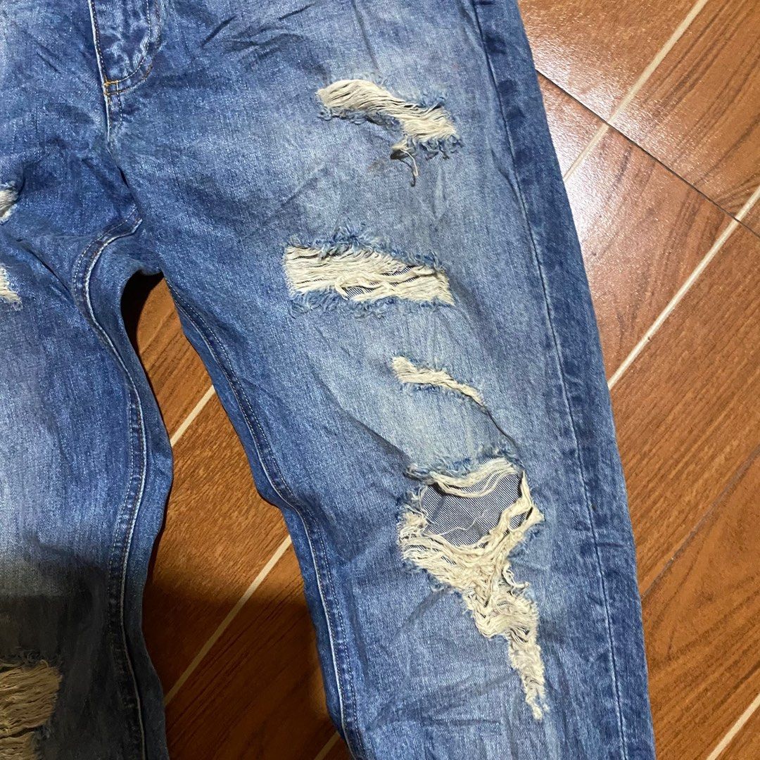 Off White (Category: Jeans) located in Sipalay. Submitted by muedajerry (Listing ID 1366105058, Image 3). Description: Off White denim tattered jeans waistline 34-36 length 45 hem 7 excellent condition 1500.