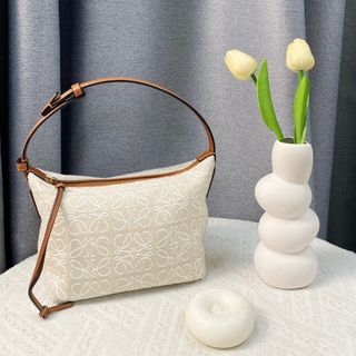 (Category: ) located in . Submitted by collynluxurybag (Listing ID 1366044610, Image 1). Description: .