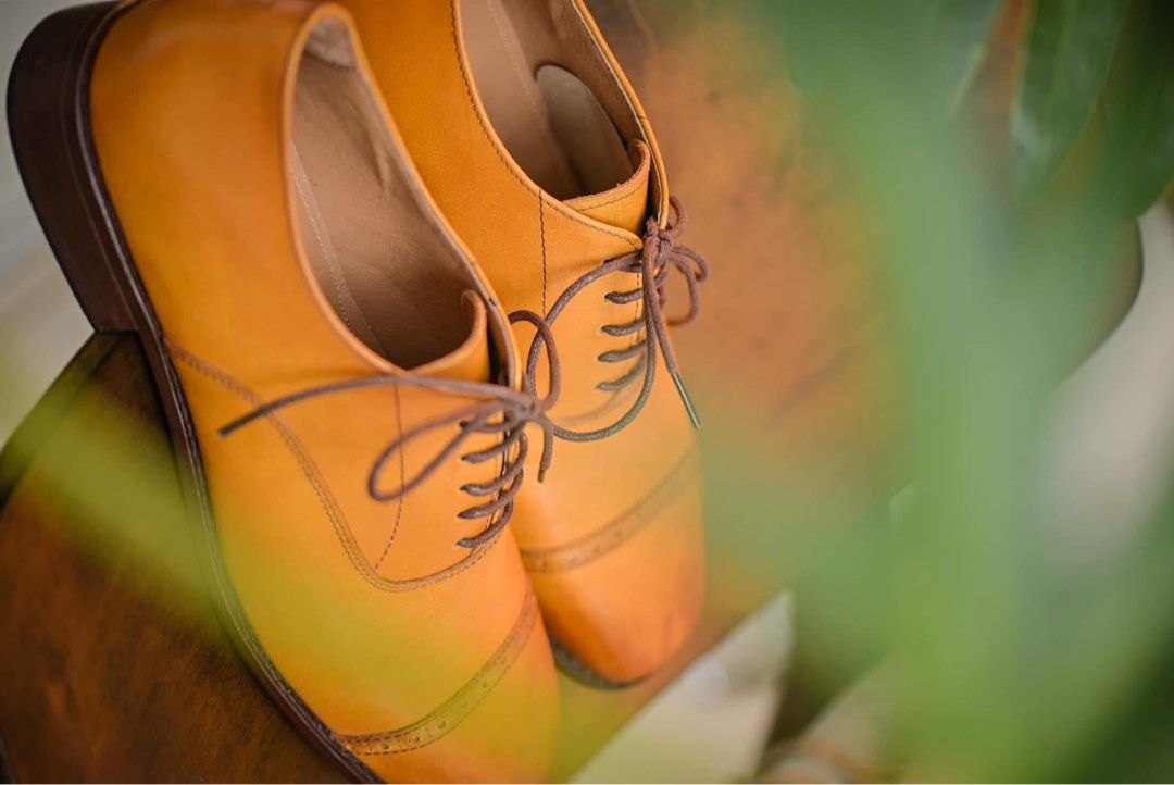 R.E. Craftsman Cap-toe Oxford Shoes (Category: Dress Shoes) located in Catarman. Submitted by andeverythingnays (Listing ID 1366024687, Image 1). Description: Bought for ₱9,900 Material: Genuine cowhide leather Closed lacing system – a classic Oxford characteristic. Cap toe Formal leather construction – smooth, polished leather suitable for dressy occasions. Low heel – standard for Oxford shoes. Color: a light tan / caramel brown. RFS: Served its