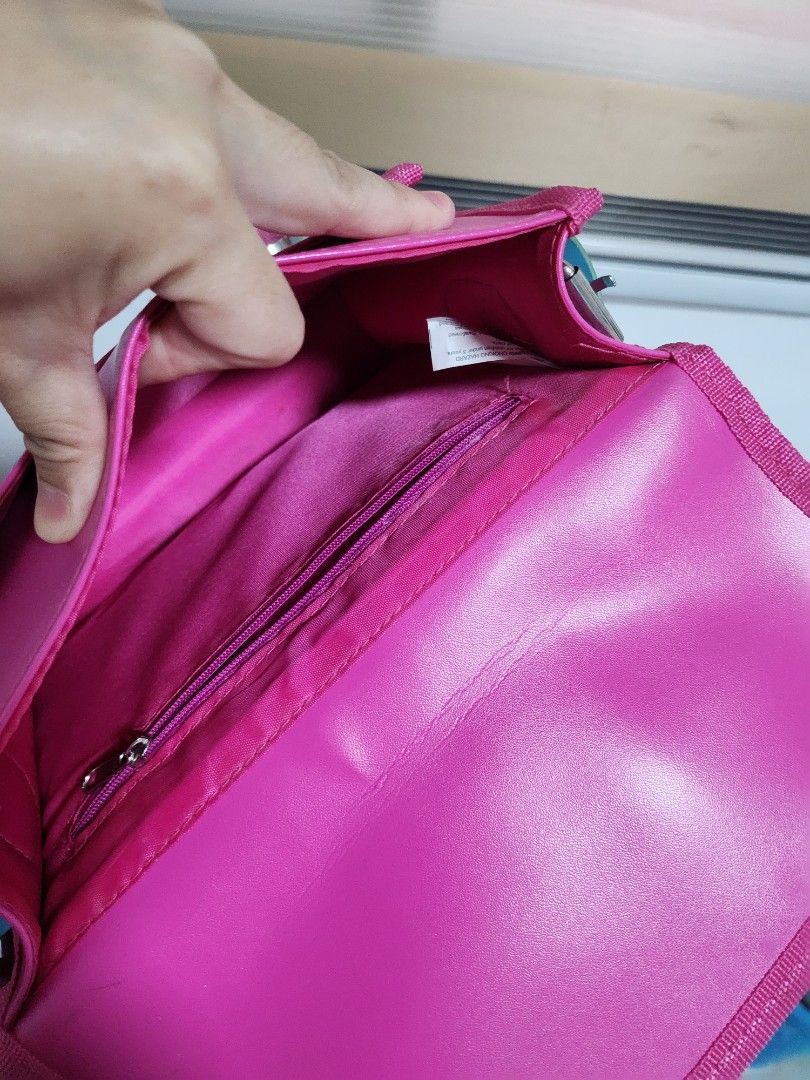 Smiggle 2-way bag (Category: Other Babies Going Out Needs) located in Valenzuela. Submitted by senia09 (Listing ID 1366125688, Image 3). Description: it can be sling bag or backpack.