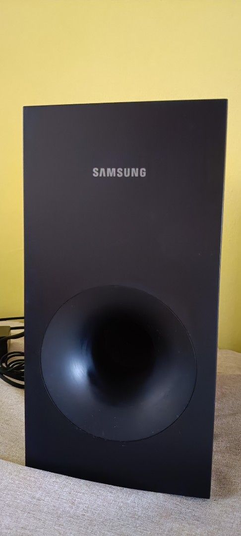 Sound bar & speaker (Category: Soundbars, Speakers & Amplifiers) located in Singapore. Submitted by Snowlady5050 (Listing ID 1366127141, Image 3). Description: .