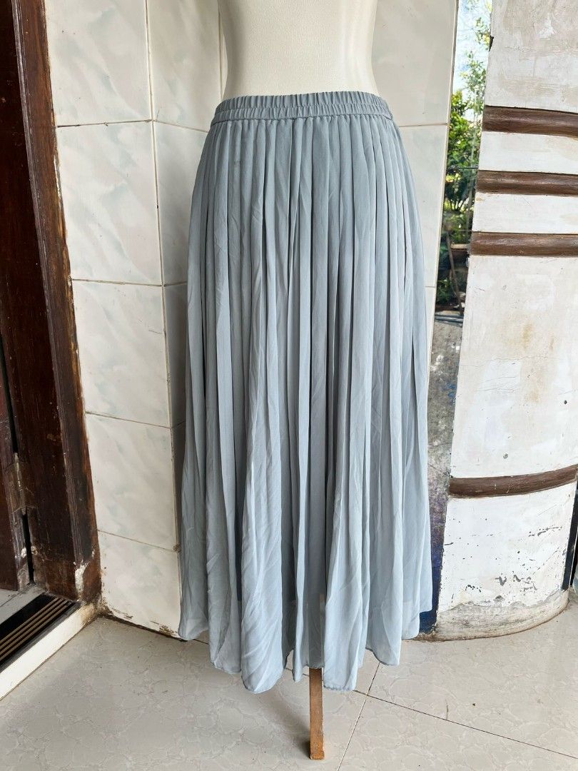 UNIQLO Chiffon Pleated Skirt Rok Siffon Plisket Biru Telor Asin