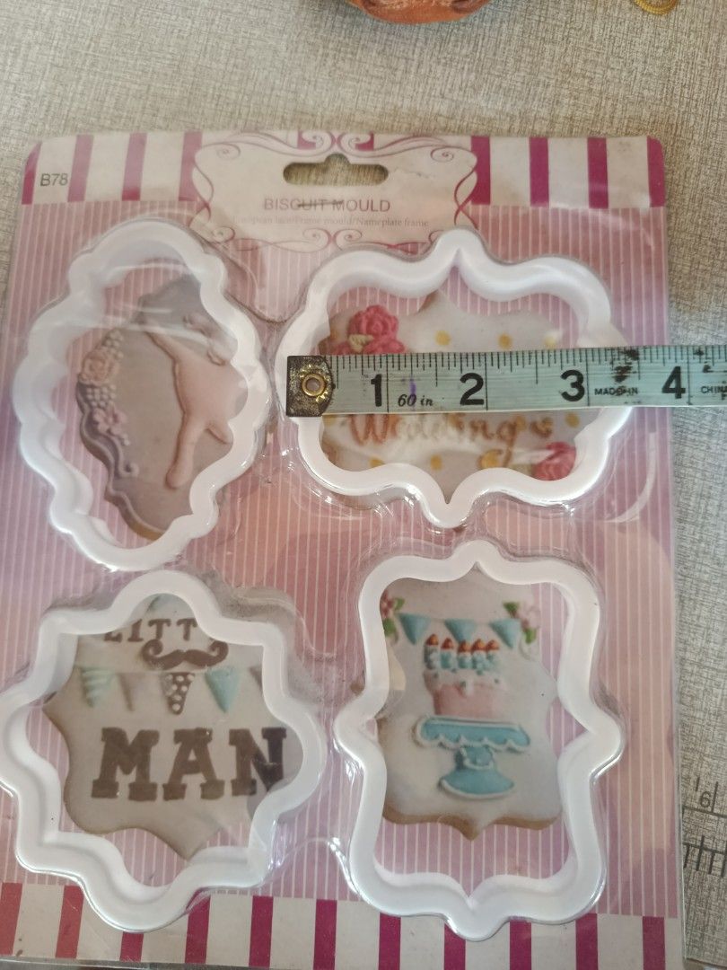VINTAGE PLAQUE COOKIE CUTTERS (Category: Bakeware) located in San Pedro. Submitted by abieboink (Listing ID 1366027268, Image 2). Description: decluttering. mali din ng size ng bili around 3+" width ng cutters..