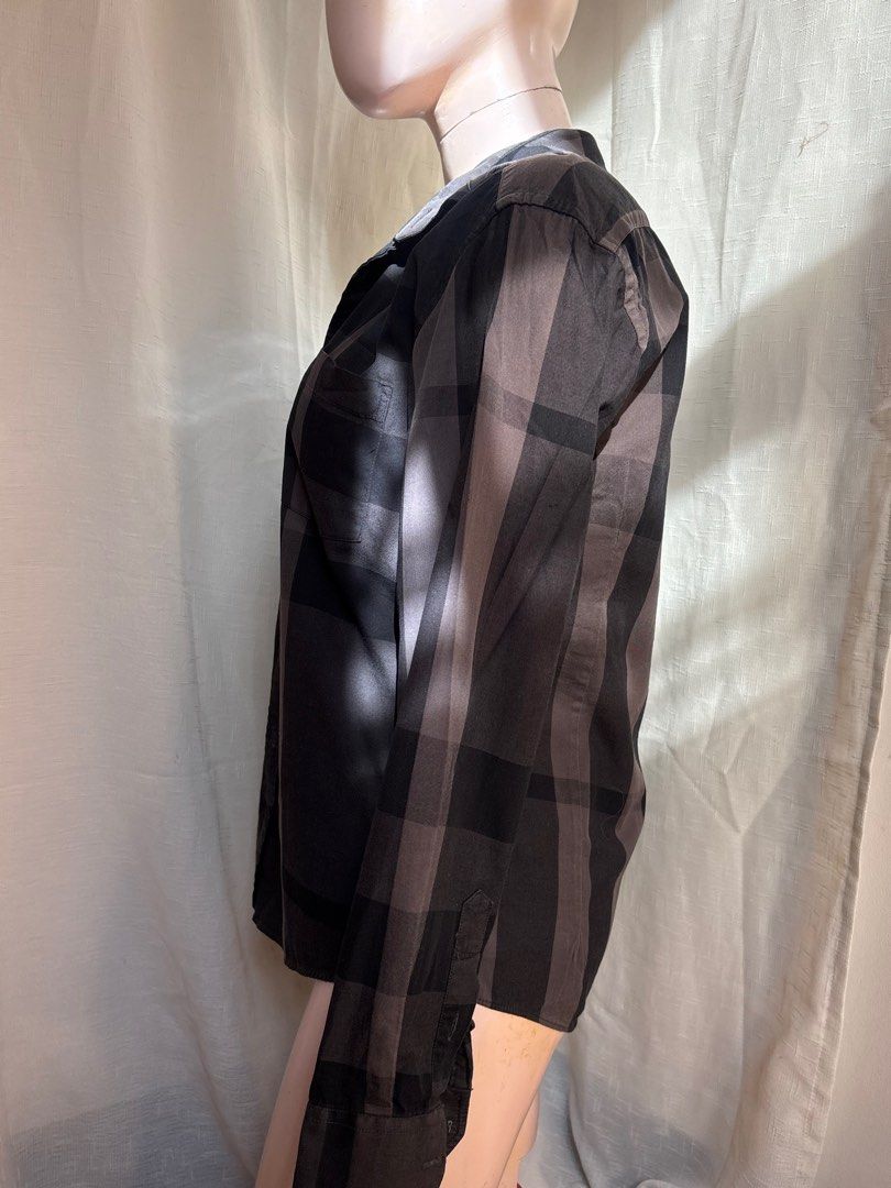 BURBERRY vintage longsleeves small size (Category: Longsleeves) located in Taguig. Submitted by jjprimo (Listing ID 1366361355, Image 3). Description: Bought this from a vintage archive pop up store in salcedo but never got to wear it because i gained weight😅 This is in a really good condition!🫶🏻.