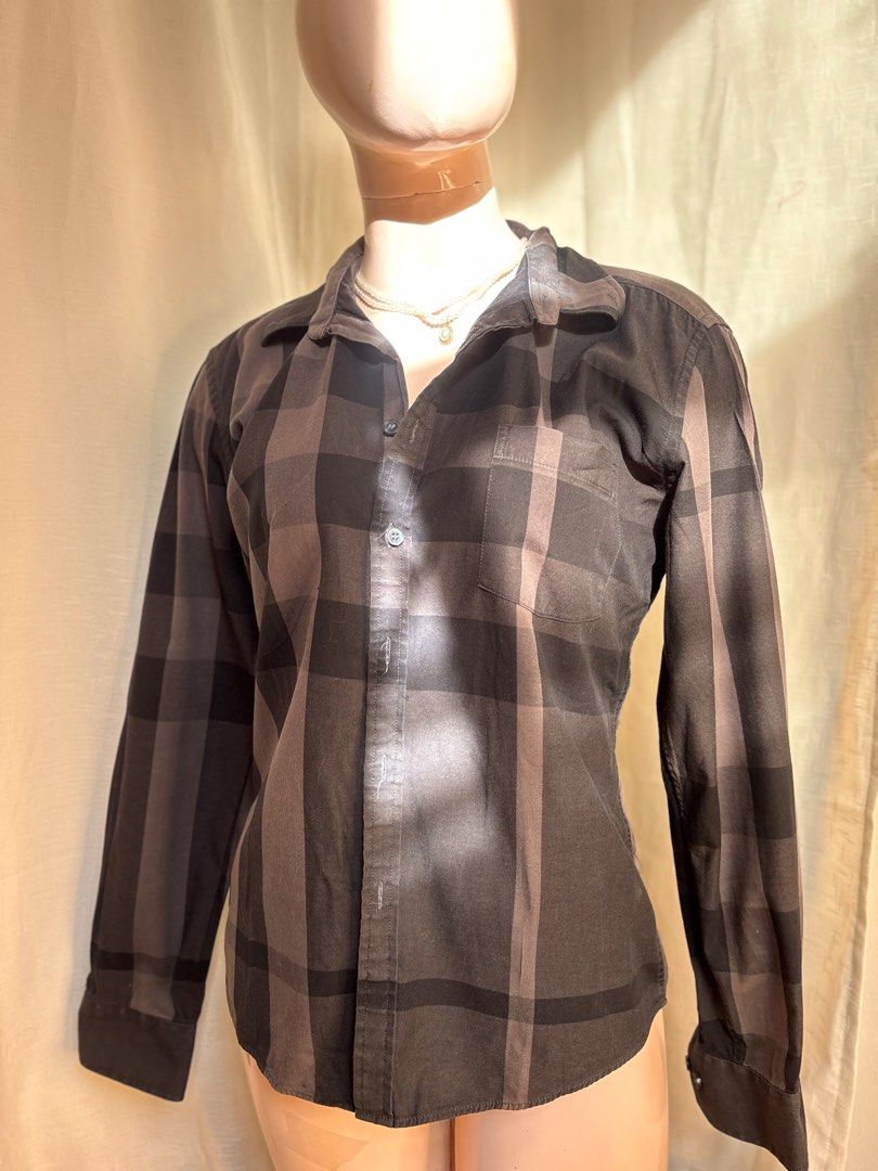 BURBERRY vintage longsleeves small size (Category: Longsleeves) located in Taguig. Submitted by jjprimo (Listing ID 1366361355, Image 1). Description: Bought this from a vintage archive pop up store in salcedo but never got to wear it because i gained weight😅 This is in a really good condition!🫶🏻.