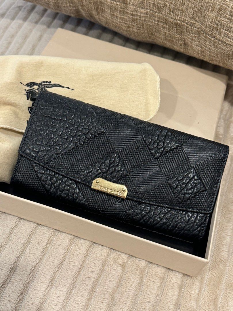 Burberry wallet (Category: Luxury Bags & Wallets) located in Bacoor. Submitted by kmfryn_ (Listing ID 1366203415, Image 1). Description: Bnew Burberry wallet never used original with care card.