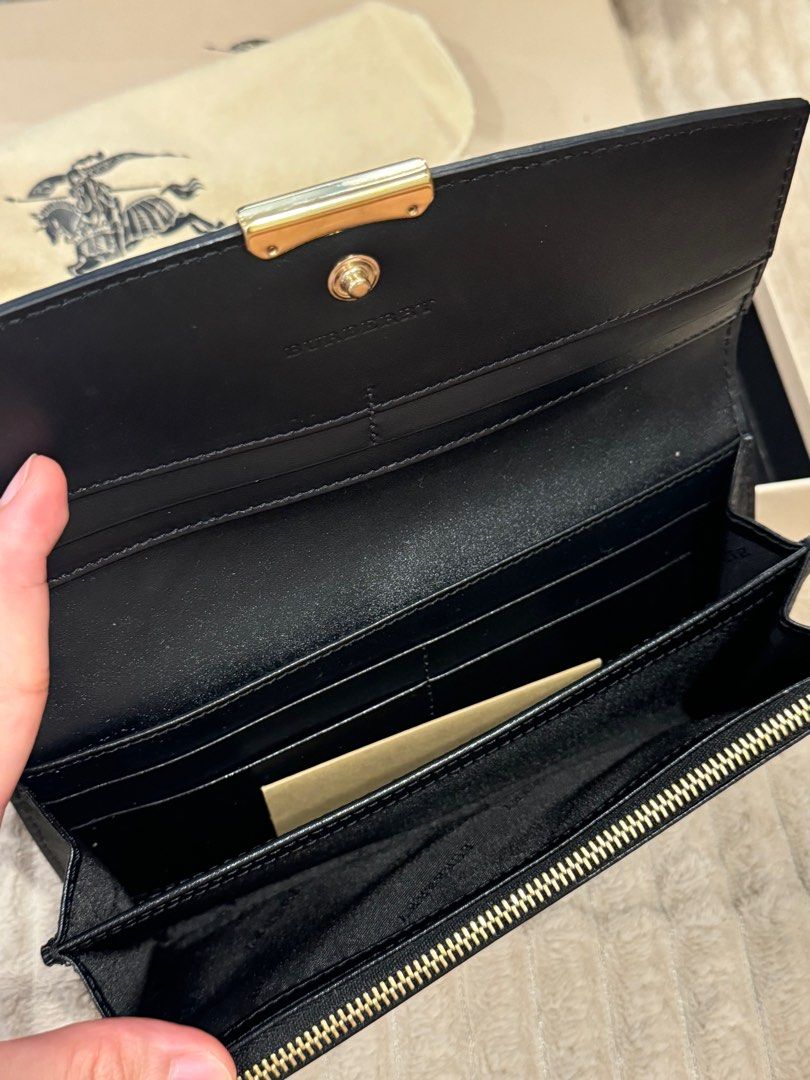 Burberry wallet (Category: Luxury Bags & Wallets) located in Bacoor. Submitted by kmfryn_ (Listing ID 1366203415, Image 3). Description: Bnew Burberry wallet never used original with care card.