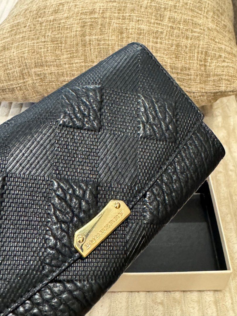 Burberry wallet (Category: Luxury Bags & Wallets) located in Bacoor. Submitted by kmfryn_ (Listing ID 1366203415, Image 2). Description: Bnew Burberry wallet never used original with care card.