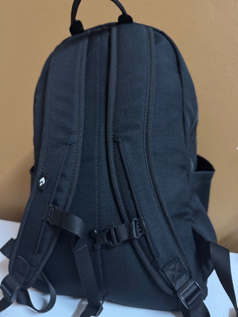 Converse Backpack (Category: Backpacks) located in Ayer Itam. Submitted by zhafran1211 (Listing ID 1366224839, Image 3). Description: Item cantik takda defect slip zip semua function barang limited letak laptop ngam sesuai student kerja office .