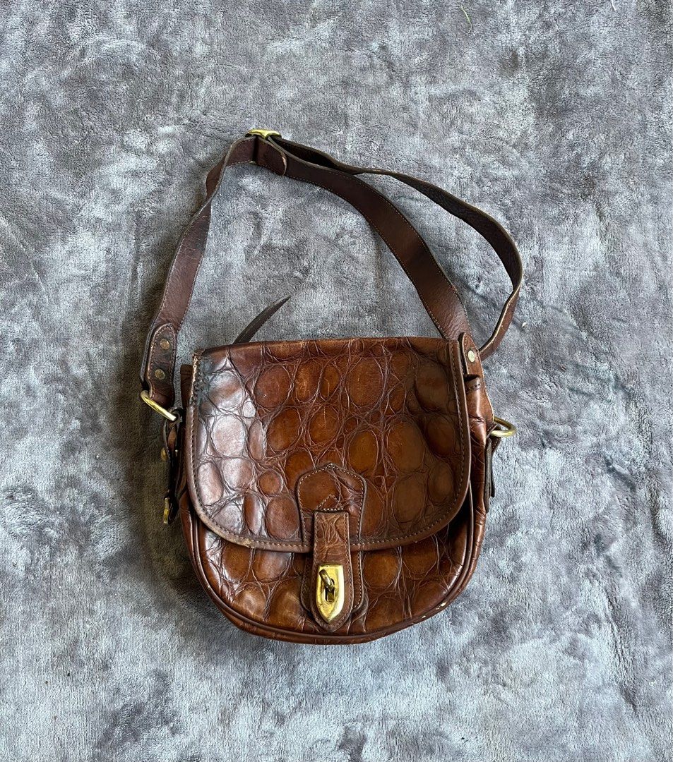 Dooney & Bourke Vintage Cross-Body (Category: Luxury Bags & Wallets) located in General Trias. Submitted by zrchustle.604 (Listing ID 1366280640, Image 1). Description: ni major issue.