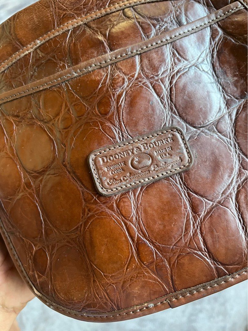 Dooney & Bourke Vintage Cross-Body (Category: Luxury Bags & Wallets) located in General Trias. Submitted by zrchustle.604 (Listing ID 1366280640, Image 3). Description: ni major issue.