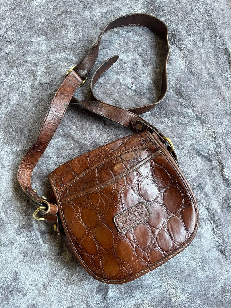 Dooney & Bourke Vintage Cross-Body (Category: Luxury Bags & Wallets) located in General Trias. Submitted by zrchustle.604 (Listing ID 1366280640, Image 2). Description: ni major issue.