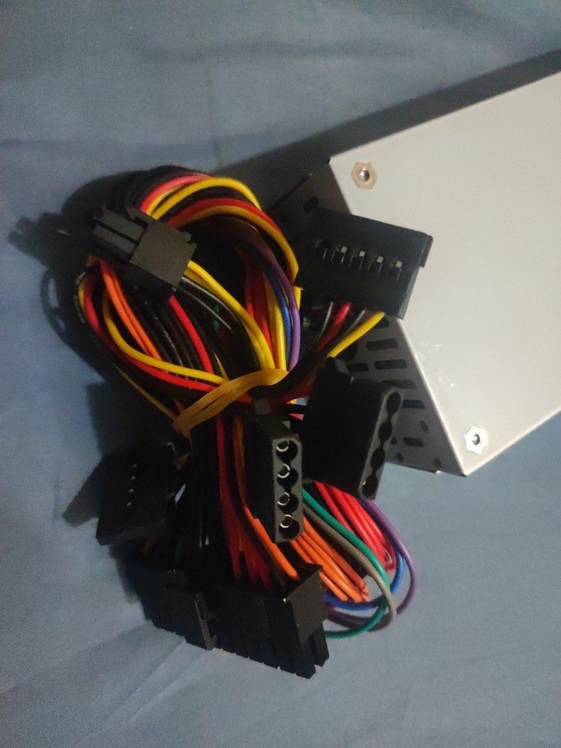 Flex psu 270w (Category: Computer Parts) located in Quezon City. Submitted by vonmorano474405 (Listing ID 1366310424, Image 2). Description: from l@zada. halos 1 month bago dumating. walang 6 pin, di pwede gamitan ng gpu..