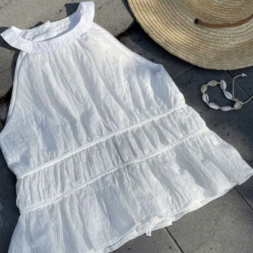Halter top (Category: Blouses) located in Makati City. Submitted by avlca (Listing ID 1366193182, Image 1). Description: Bought for 675 from $h0p33 RFS: not my style Fits XS to S and stretchy There is a bit of opening at the back Photos are from the app Top looks exactly like the photo 👌🏻.