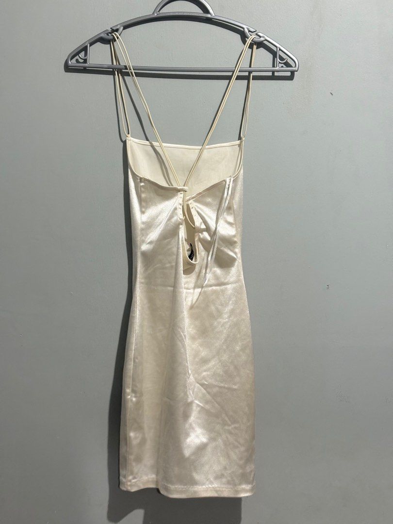 H&M Bodycon Dress (Category: Dresses) located in San Carlos City. Submitted by sellwsel (Listing ID 1366341677, Image 2). Description: - rfs: decluttering - superr nice and body hugging - xxs frames only kasi super tight na on xs - has stains pero will have it washed before shipping - msg me for when worn photos mop: gcash/bdo mod: j&t.