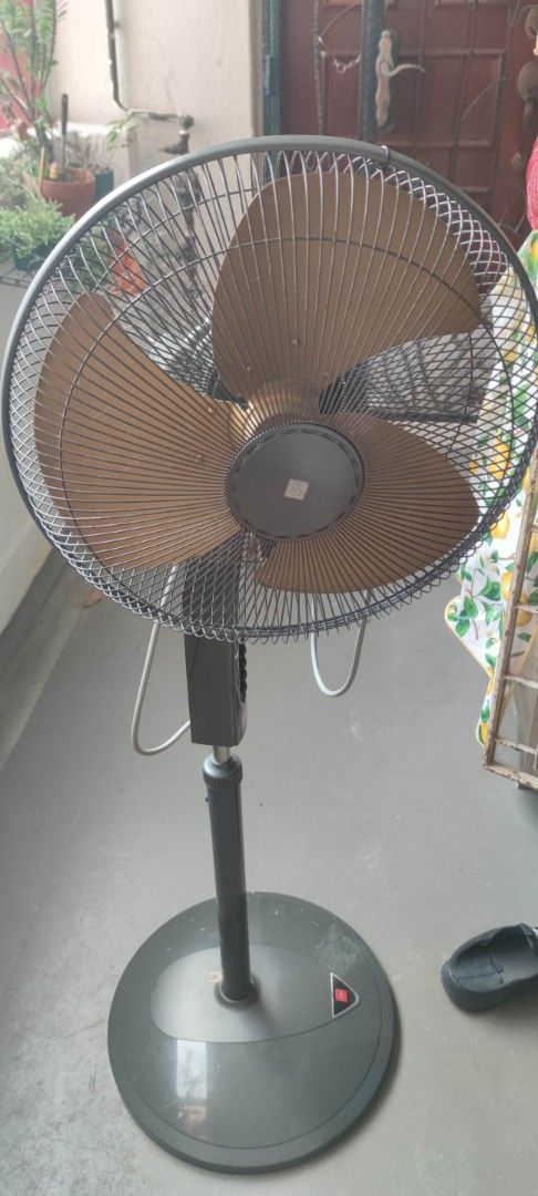 KDK solid fan. Solid motor (Category: CDs & DVDs) located in Singapore. Submitted by MFMFF (Listing ID 1366204658, Image 1). Description: condition 7/10. get yours today!.
