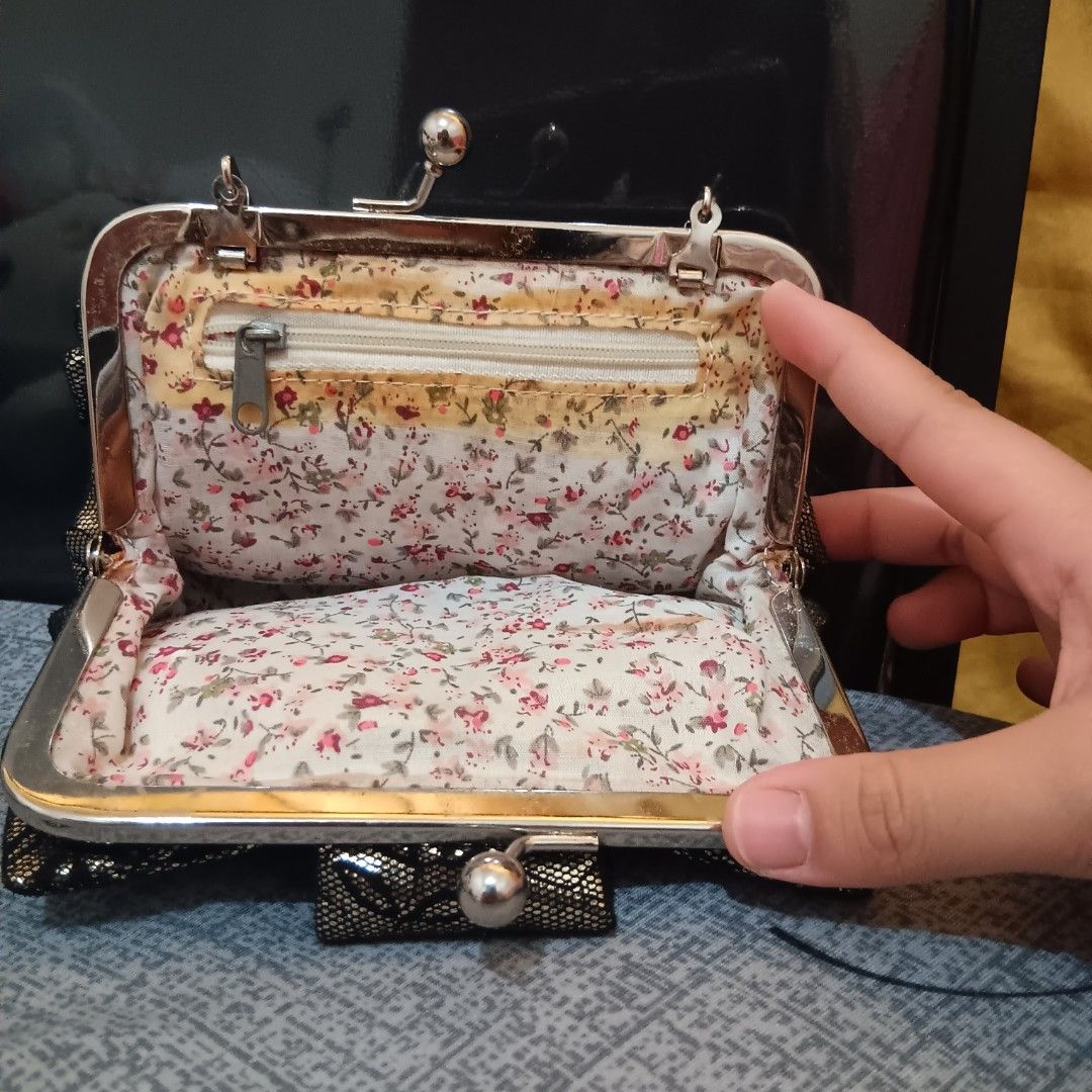 Metallic Flower Design Clutch Bag (Category: Clutches) located in Dagupan City. Submitted by bsb89 (Listing ID 1366274253, Image 2). Description: >yung sa may Zipper part may yellow discoloration >ginamit ko nung prom ko.