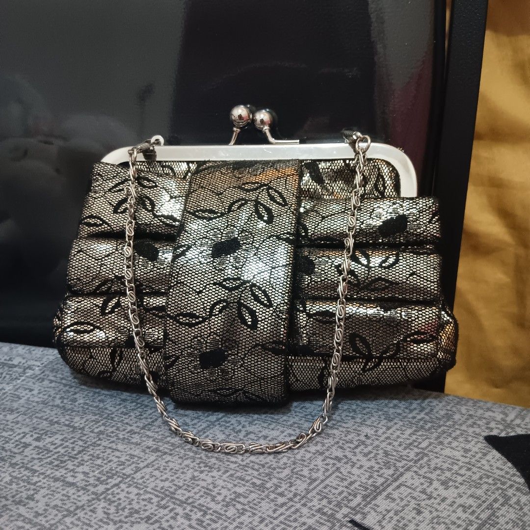 Metallic Flower Design Clutch Bag (Category: Clutches) located in Dagupan City. Submitted by bsb89 (Listing ID 1366274253, Image 1). Description: >yung sa may Zipper part may yellow discoloration >ginamit ko nung prom ko.