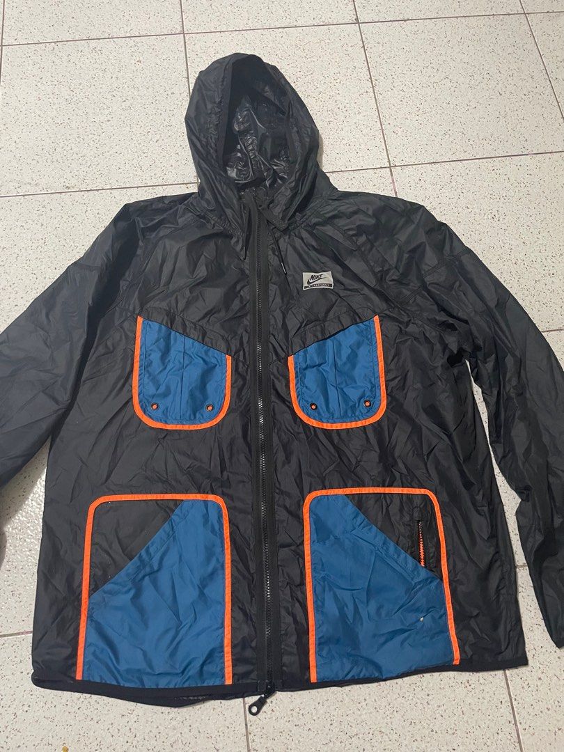 Nike hooded windbreaker jacket (Category: Men's Clothes) located in Penshurst. Submitted by leoniemckin (Listing ID 1366224541, Image 1). Description: .