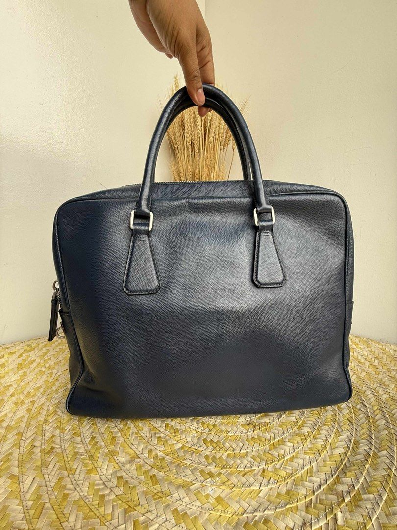 Prada laptop bag (Category: Luxury Bags & Wallets) located in Santa Ana. Submitted by astonandariana (Listing ID 1363580566, Image 2). Description: .