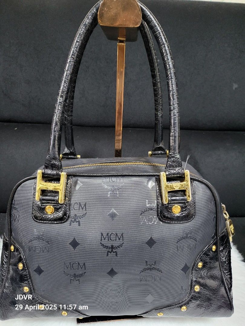 Preloved Original Doctors Bag (Category: Luxury Bags & Wallets) located in Pasig City. Submitted by iba_by_jane (Listing ID 1366300977, Image 3). Description: Preloved original signs of used not abused no holes or piping out pm for more details.
