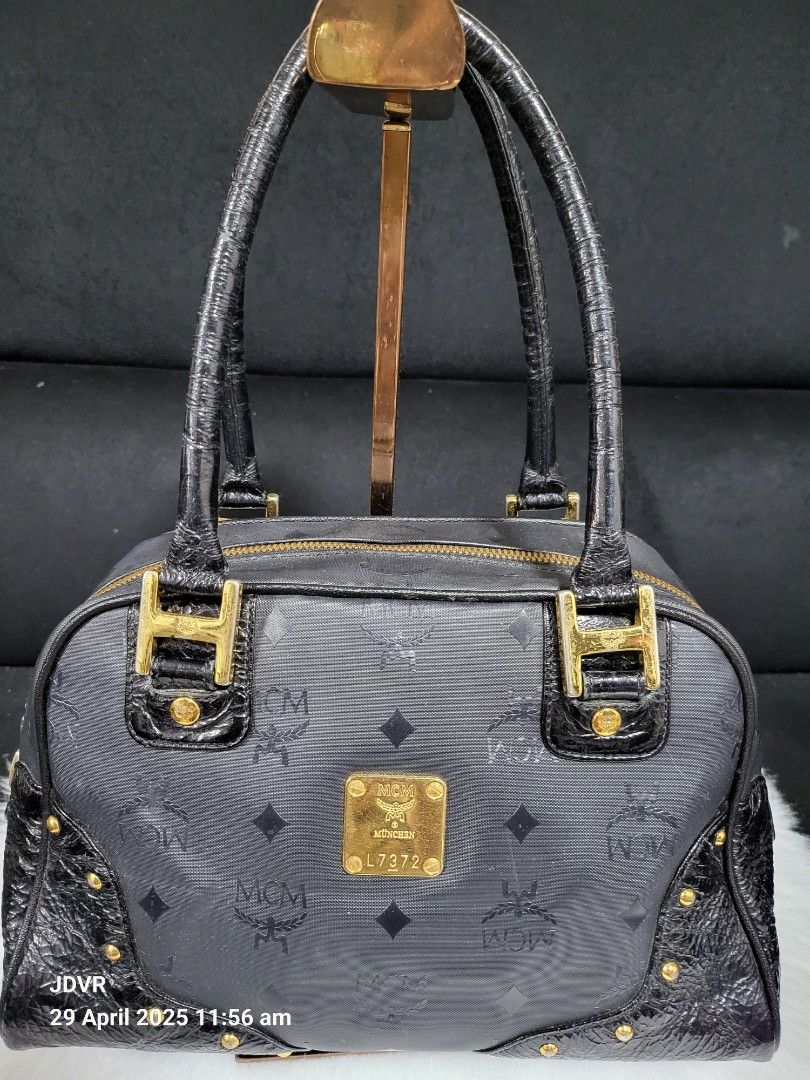 Preloved Original Doctors Bag (Category: Luxury Bags & Wallets) located in Pasig City. Submitted by iba_by_jane (Listing ID 1366300977, Image 1). Description: Preloved original signs of used not abused no holes or piping out pm for more details.