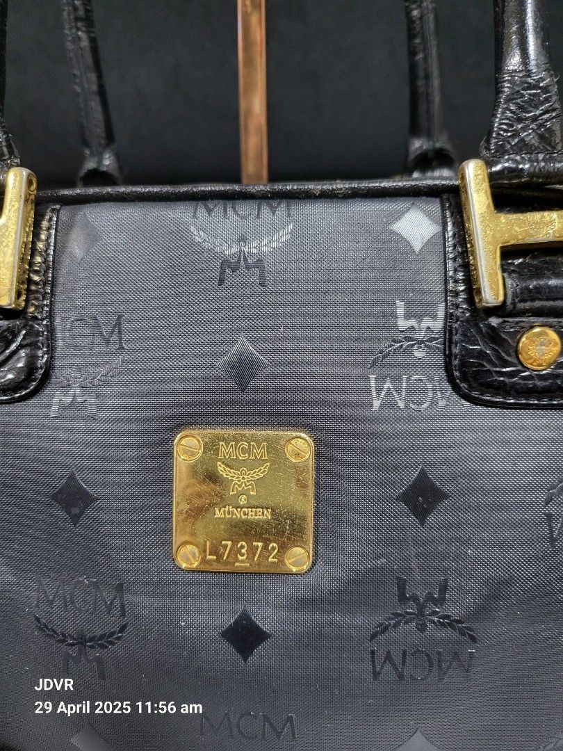 Preloved Original Doctors Bag (Category: Luxury Bags & Wallets) located in Pasig City. Submitted by iba_by_jane (Listing ID 1366300977, Image 2). Description: Preloved original signs of used not abused no holes or piping out pm for more details.
