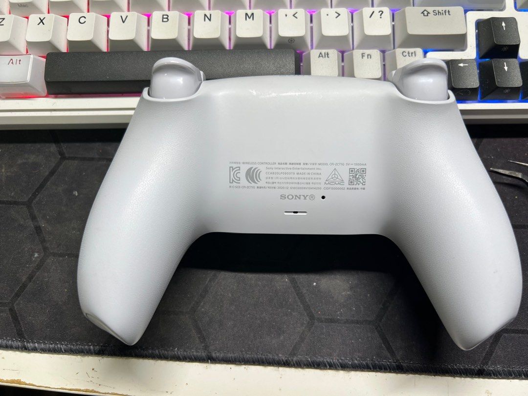 PS5 controller Self Custom unit (Category: Controllers) located in Singapore. Submitted by aywen89 (Listing ID 1366247002, Image 2). Description: This is self custom unit, not original astrobot theme Internals already upgraded hall effect Analog stick warranty 6 months.